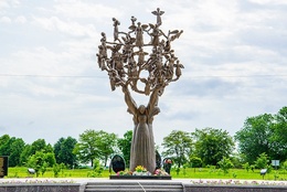 Беслан. &laquo;Дерево скорби&raquo;.